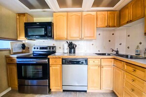 Microwave, oven, coffee/tea maker, cookware/dishes/utensils - Telluride Lodge, Your mountain gateaway with amazing service and very affordable (Telluride)