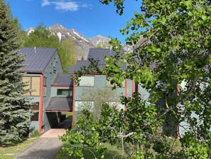 Property grounds - Telluride Lodge, Your mountain gateaway with amazing service and very affordable (Telluride)