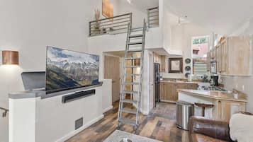 Televisión y chimenea