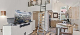 Ski In/out, Remodeled Luxury Condo
