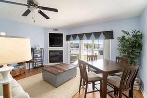 Dining - Mariner's Cove 11 (South Haven)