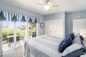 2 bedrooms, desk, iron/ironing board, WiFi - Mariner's Cove 11 (South Haven)