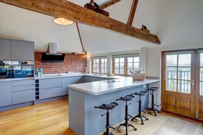 Een koelkast, een microgolfoven, een oven, een vaatwasser