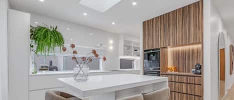 Geladeira, micro-ondas, fogão, cooktop