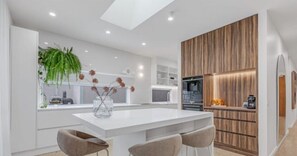 Fridge, microwave, oven, stovetop - Absolute Central Townhouse (Echuca)