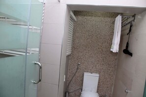 Economy-Zimmer, Balkon, Stadtblick | Badezimmer | Kostenlose Toilettenartikel, Haartrockner, Handtücher, Seife