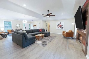 Téléviseur, foyer, bureau