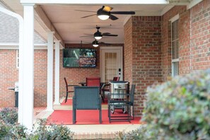 Outdoor dining - Serene Private Pool, Outside55"TV,Grill,Cornhole,85"TVoverfireplace 15 Min to UA (Tuscaloosa)
