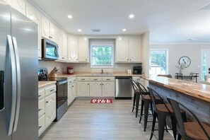 Fridge, microwave, oven, stovetop - Serene Private Pool, Outside55"TV,Grill,Cornhole,85"TVoverfireplace 15 Min to UA (Tuscaloosa)