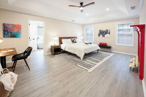 4 bedrooms, desk, iron/ironing board, WiFi - Serene Private Pool, Outside55"TV,Grill,Cornhole,85"TVoverfireplace 15 Min to UA (Tuscaloosa)