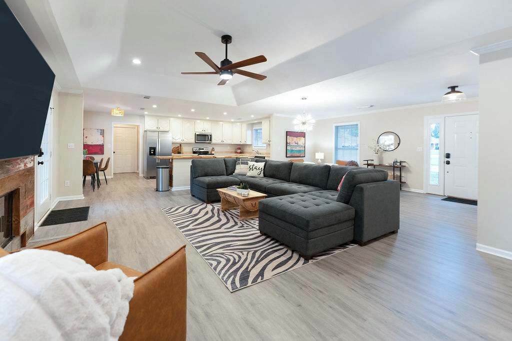 Televisión, chimenea y oficina 