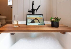 Shower, hair dryer, towels - Serene Private Pool, Outside55"TV,Grill,Cornhole,85"TVoverfireplace 15 Min to UA (Tuscaloosa)