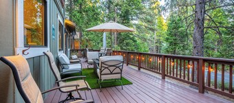 Astro's Dogwood Cabin ~ Pool Access & A/C & Pet friendly!