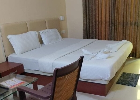 Quarto casal luxo | Wi-Fi de cortesia, roupa de cama