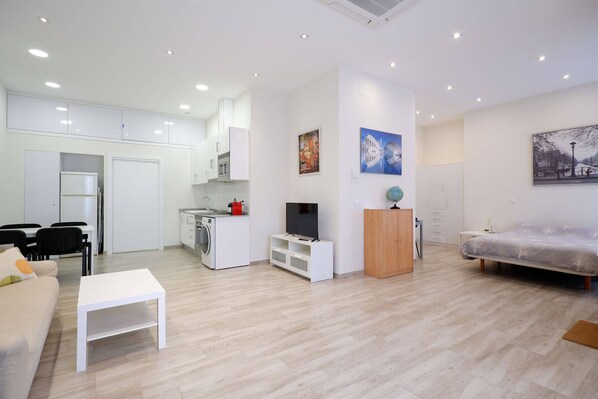 Iron/ironing board, travel cot, WiFi, bed sheets