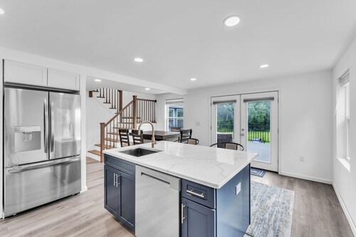 NEW! Charming Riverside
Home-CT River
Private, Spacious, Family & Pet Friendly 