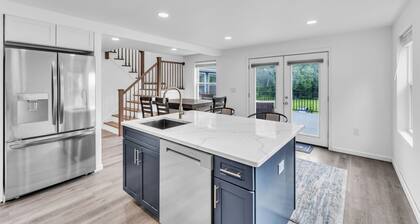 NEW! Charming Riverside
Home-CT River
Private, Spacious, Family & Pet Friendly