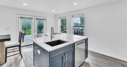 NEW! Charming Riverside
Home-CT River
Private, Spacious, Family & Pet Friendly