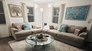 Smart TV, fireplace, books, stereo