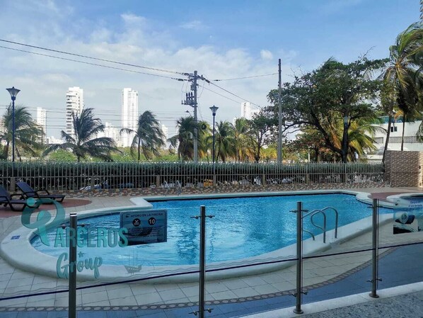 Una piscina al aire libre
