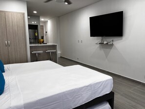 1 dormitorio, cortinas opacas, tabla de planchar con plancha