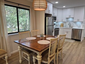 Dining - Resort View - Tennis Villas A12-Professionally Managed by HHIB&T Vacation Rentals (Hilton Head Island)