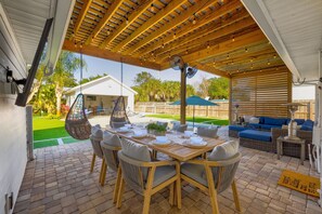 Outdoor dining - Family Fun, Sporty Backyard Oasis with Heated Pool (Jacksonville Beach)