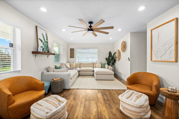Smart TV, ping pong - Game-On Backyard | Pool, Turf Field & Golf Cart (Jacksonville Beach)