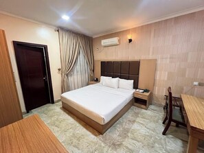 Deluxe Room, Balcony, Lake View | Desk, laptop workspace, free WiFi - Porto Golf Hotels (Kano)