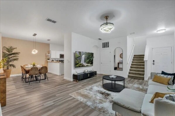 Smart TV, video games - Spacious 4-bedroom Home in Davenport with Pool Heat Close to Disney! (Davenport)