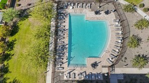 Een verwarmd zwembad