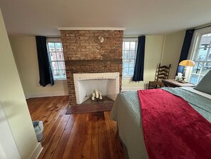 Chambre, 1 grand lit, salle de bains privée, vue colline