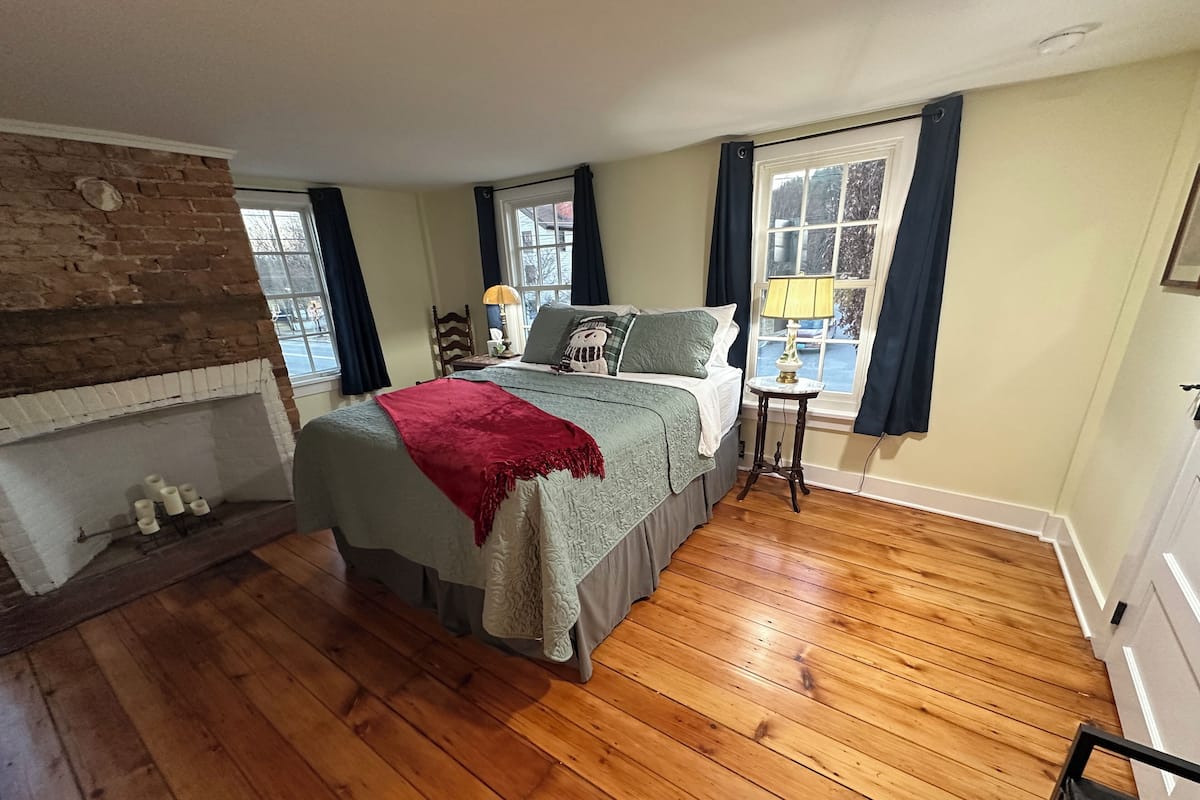 Zimmer, 1 Queen-Bett, eigenes Bad, Hügelblick | Hochwertige Bettwaren, individuell dekoriert, individuell eingerichtet