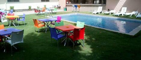 Bar en milieu de piscine