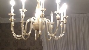 Un candelabro con múltiples bombillas colgando de un punto central.