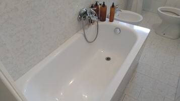 Asciugacapelli, bidet, asciugamani, sapone