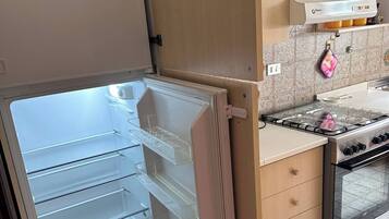 Frigorifero, forno, piano cottura, macchina per tè/caffè