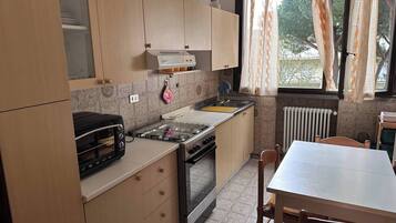 Frigorifero, forno, piano cottura, macchina per tè/caffè