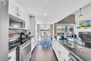 Refrigerador, microondas, horno y parrilla de estufa 