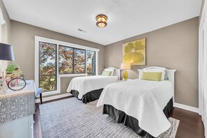 3 habitaciones, tabla de planchar con plancha, wifi y ropa de cama 