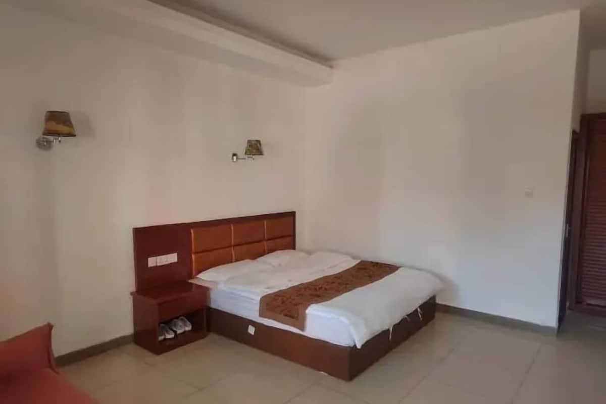 Quarto solteiro superluxo, vista para o pátio | Escrivaninha, espaço de trabalho para notebook, Wi-Fi de cortesia