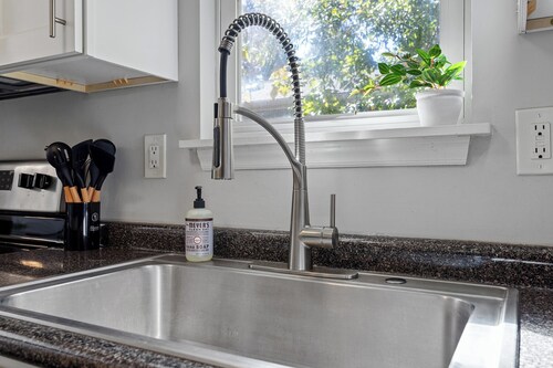 Modern Bungalow: Walk to Duke and Downtown