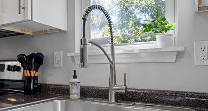 Modern Bungalow: Walk to Duke and Downtown