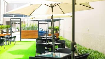 Bar kolam renang