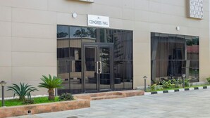 Un bâtiment sur lequel on peut lire l’inscription « SALLE DU CONGRÈS » au-dessus de l’entrée.