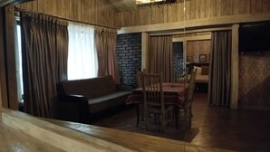 디럭스 스튜디오 스위트, 시내 전망 | 거실 공간