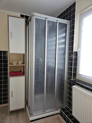 Dusche, Haartrockner, Handtücher, Seife
