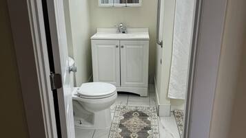 SĂšche-cheveux, serviettes fournies, savon, shampoing