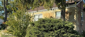 Cozy 3-bedroom house in family-oriented Melrose Park.