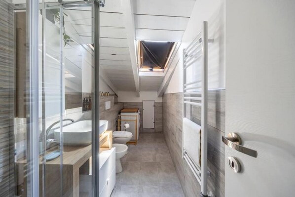 Suihku, hiustenkuivaaja, bidee